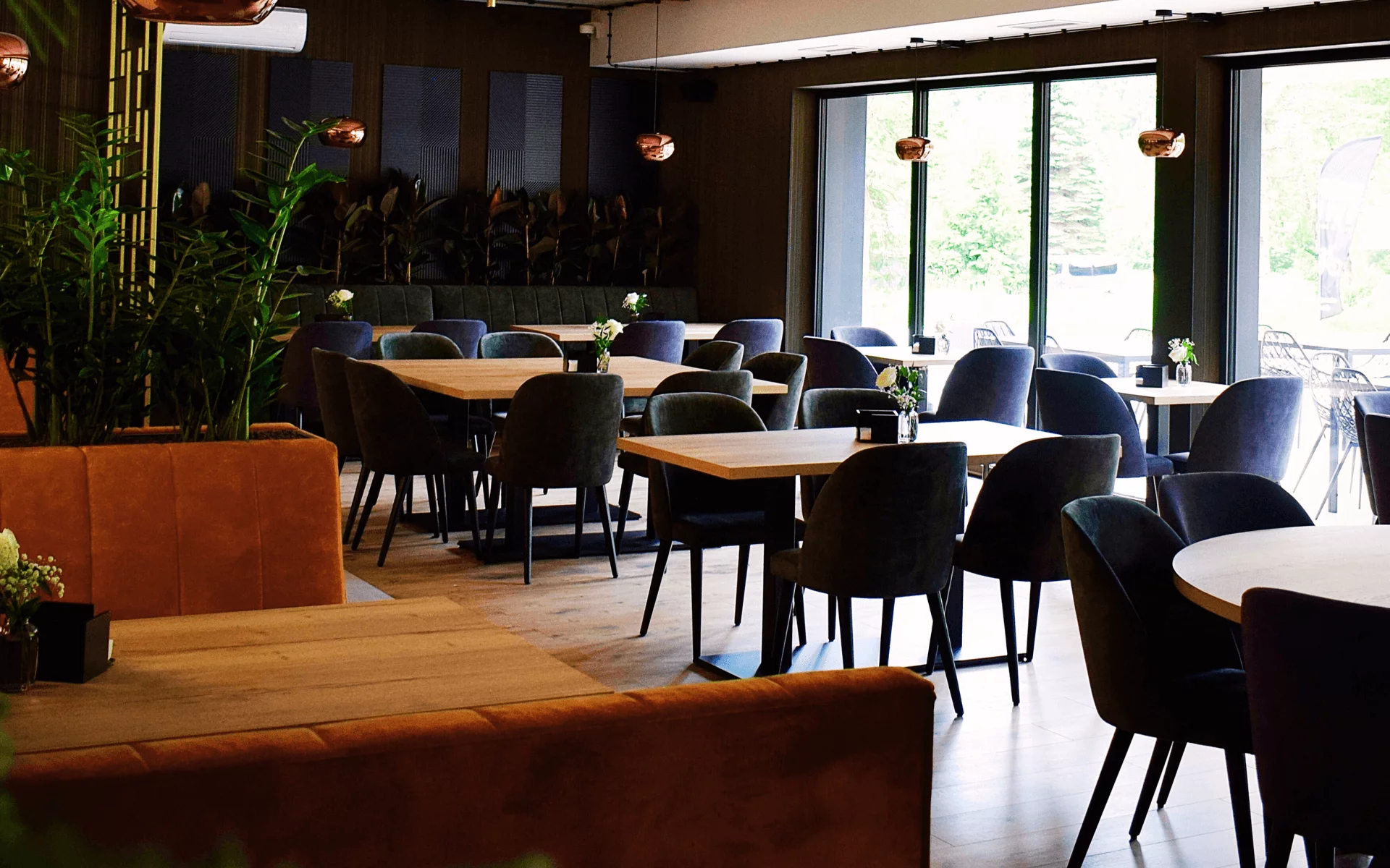 Sala restauracyjna Muszynova z klimatycznym oświetleniem