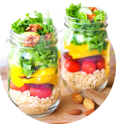 Nowocześnie podana sałatka warzywna do obiadu